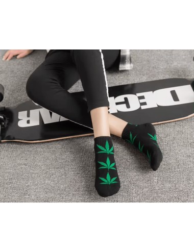 Schwarze Socken mit grünen Cannabisblättern