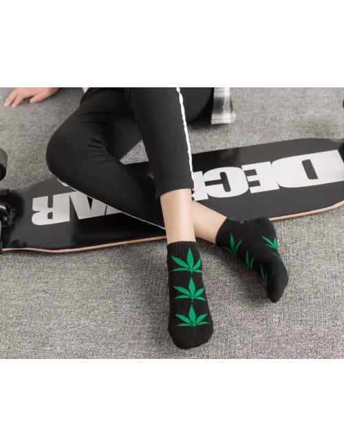 Schwarze Socken mit grünen Cannabisblättern