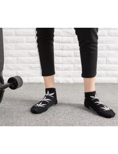Schwarze Socken mit weißen Cannabisblättern