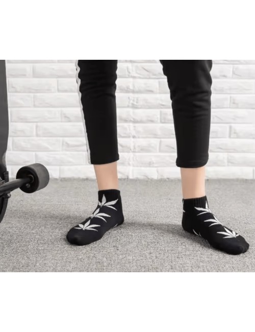 Schwarze Socken mit weißen Cannabisblättern