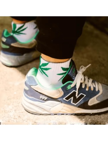 Weiße Socken mit grünen Cannabisblättern