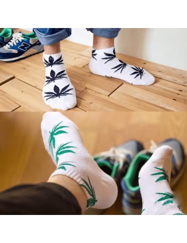 Weiße Socken mit grünen Cannabisblättern