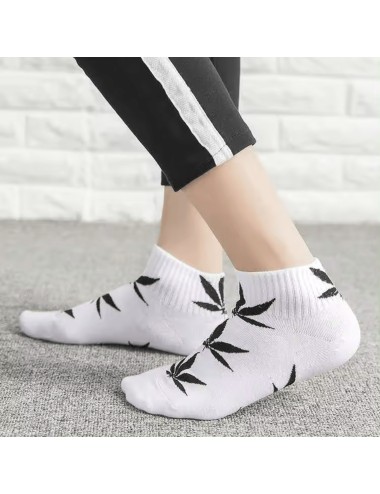 Weiße Socken mit schwarzen Cannabisblättern